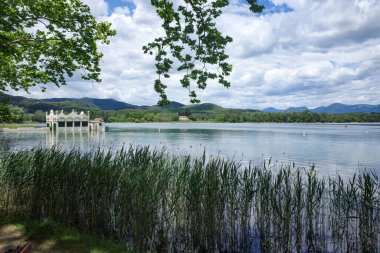 Banyoles, İspanya - 3 Haziran 2024: Banyoles Gölü üzerinde balıkçılık evi (pesquera), Girona, Katalonya