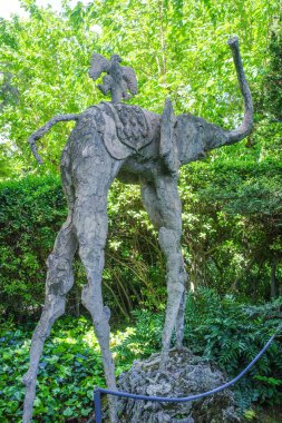 Girona, İspanya - 26 Mayıs 2024: Salvador Dali 'nin Pubol, Katalonya' daki Gala Dali Kalesi 'nin bahçesindeki fil heykeli