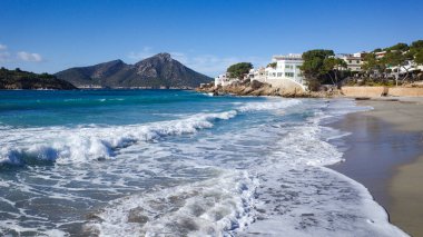 Sant Elm, İspanya - 15 Ocak 2024 Sant Elm Plajı ve ada Sa Dragonera, Mallorca