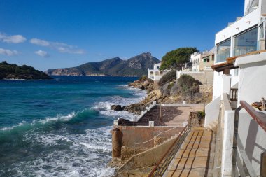 Sant Elm, İspanya - 15 Ocak 2024 Sant Elm Plajı ve ada Sa Dragonera, Mallorca