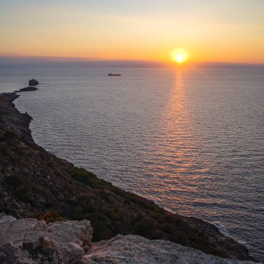 Mallorca, İspanya - 25 Aralık 2023: El Toro, Mallorca 'dan Akdeniz üzerinden gün batımı