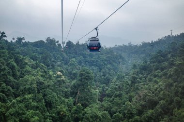 Ba Na Hills, Vietnam - 7 Şubat 2024: Da Nang, Vietnam yakınlarındaki Ba Na Hills Sun World eğlence parkında kablo araba