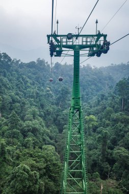 Ba Na Hills, Vietnam - 7 Şubat 2024: Da Nang, Vietnam yakınlarındaki Ba Na Hills Sun World eğlence parkında kablo araba