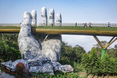 Ba Na Hills, Vietnam - 7 Şubat 2024: Altın Köprü, Truong Son Dağları 'ndaki Güneş Dünyası tatil beldesinde bir turistik mekan, Da Nang