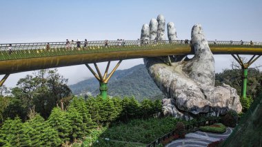 Ba Na Hills, Vietnam - 7 Şubat 2024: Altın Köprü, Truong Son Dağları 'ndaki Güneş Dünyası tatil beldesinde bir turistik mekan, Da Nang