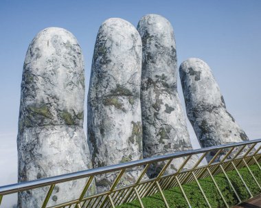 Ba Na Hills, Vietnam - 7 Şubat 2024: Altın Köprü, Truong Son Dağları 'ndaki Güneş Dünyası tatil beldesinde bir turistik mekan, Da Nang
