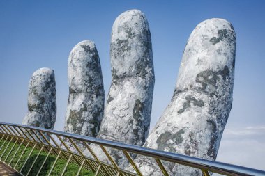 Ba Na Hills, Vietnam - 7 Şubat 2024: Altın Köprü, Truong Son Dağları 'ndaki Güneş Dünyası tatil beldesinde bir turistik mekan, Da Nang