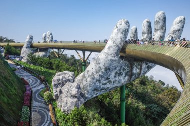 Ba Na Hills, Vietnam - 7 Şubat 2024: Altın Köprü, Truong Son Dağları 'ndaki Güneş Dünyası tatil beldesinde bir turistik mekan, Da Nang