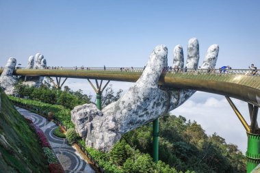 Ba Na Hills, Vietnam - 7 Şubat 2024: Altın Köprü, Truong Son Dağları 'ndaki Güneş Dünyası tatil beldesinde bir turistik mekan, Da Nang