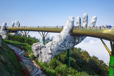 Ba Na Hills, Vietnam - 7 Şubat 2024: Altın Köprü, Truong Son Dağları 'ndaki Güneş Dünyası tatil beldesinde bir turistik mekan, Da Nang