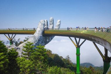 Ba Na Hills, Vietnam - 7 Şubat 2024: Altın Köprü, Truong Son Dağları 'ndaki Güneş Dünyası tatil beldesinde bir turistik mekan, Da Nang