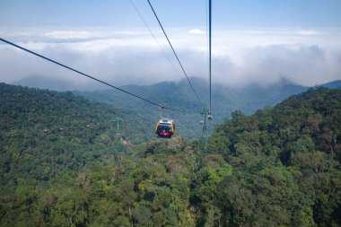 Ba Na Hills, Vietnam - 7 Şubat 2024: Da Nang, Vietnam yakınlarındaki Ba Na Hills Sun World eğlence parkında kablo araba
