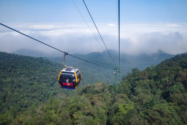 Ba Na Hills, Vietnam - 7 Şubat 2024: Da Nang, Vietnam yakınlarındaki Ba Na Hills Sun World eğlence parkında kablo araba