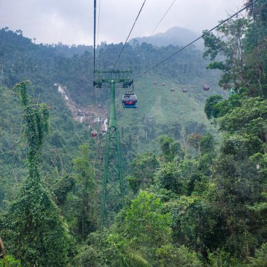 Ba Na Hills, Vietnam - 7 Şubat 2024: Da Nang, Vietnam yakınlarındaki Ba Na Hills Sun World eğlence parkında kablo araba