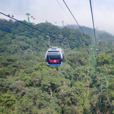 Ba Na Hills, Vietnam - 7 Şubat 2024: Da Nang, Vietnam yakınlarındaki Ba Na Hills Sun World eğlence parkında kablo araba