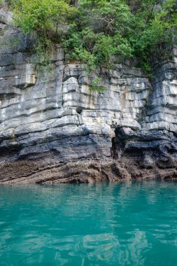Halong Körfezi, Vietnam - 30 Ocak 2024: Kireçtaşı Karst Güney Çin Denizi, Ha Long Körfezi detayları