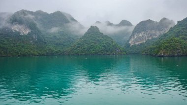 Halong Körfezi, Vietnam - 30 Ocak 2024: Kireçtaşı karstları Ha Long Körfezi, Güney Çin Denizi
