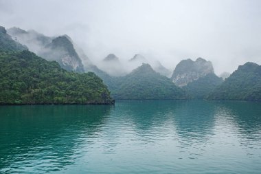 Halong Körfezi, Vietnam - 30 Ocak 2024: Kireçtaşı karstları Ha Long Körfezi, Güney Çin Denizi