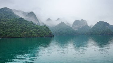 Halong Körfezi, Vietnam - 30 Ocak 2024: Kireçtaşı karstları Ha Long Körfezi, Güney Çin Denizi