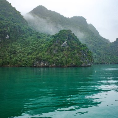 Halong Körfezi, Vietnam - 30 Ocak 2024: Kireçtaşı karstları Ha Long Körfezi, Güney Çin Denizi