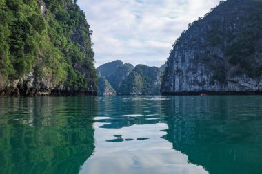 Halong Körfezi, Vietnam - 30 Ocak 2024: Kireçtaşı karstları Ha Long Körfezi, Güney Çin Denizi