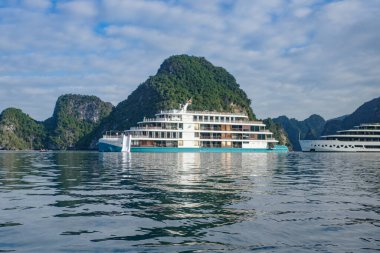 Halong Körfezi, Vietnam - 30 Ocak 2024: Güney Çin Denizi 'ndeki UNESCO Dünya Mirası sahası Ha Long Körfezi' nde seyir gemileri.