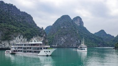 Halong Körfezi, Vietnam - 30 Ocak 2024: Güney Çin Denizi 'ndeki UNESCO Dünya Mirası sahası Ha Long Körfezi' nde seyir gemileri.