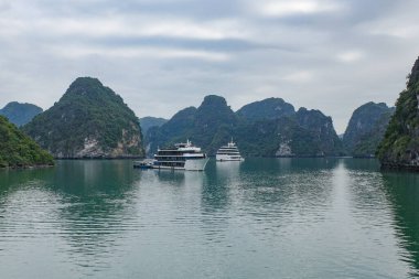 Halong Körfezi, Vietnam - 30 Ocak 2024: Güney Çin Denizi 'ndeki UNESCO Dünya Mirası sahası Ha Long Körfezi' nde seyir gemileri.