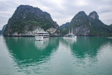 Halong Körfezi, Vietnam - 30 Ocak 2024: Güney Çin Denizi 'ndeki UNESCO Dünya Mirası sahası Ha Long Körfezi' nde seyir gemileri.