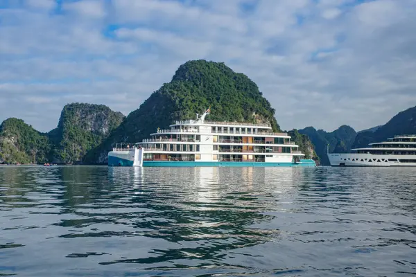 Halong Körfezi, Vietnam - 30 Ocak 2024: Güney Çin Denizi 'ndeki UNESCO Dünya Mirası sahası Ha Long Körfezi' nde seyir gemileri.