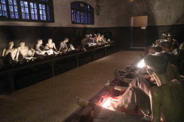 Hanoi, Vietnam - 29 Ocak 2024: Maison Centrale 'Hanoi Hilton' cezaevi müzesinde hücre sergisi