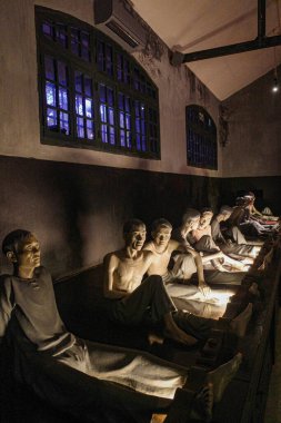 Hanoi, Vietnam - 29 Ocak 2024: Maison Centrale 'Hanoi Hilton' cezaevi müzesinde hücre sergisi