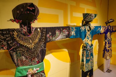 Hanoi, Vietnam - 29 Ocak 2024: Geleneksel tekstil ve elbiseler Vietnamlı Kadın Müzesi 'nde sergileniyor, Hanoi