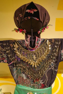 Hanoi, Vietnam - 29 Ocak 2024: Geleneksel tekstil ve elbiseler Vietnamlı Kadın Müzesi 'nde sergileniyor, Hanoi