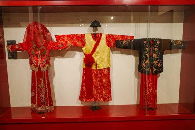 Hanoi, Vietnam - 29 Ocak 2024: Geleneksel tekstil ve elbiseler Vietnamlı Kadın Müzesi 'nde sergileniyor, Hanoi