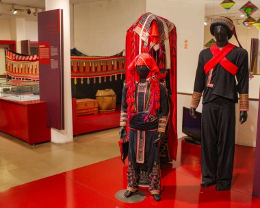 Hanoi, Vietnam - 29 Ocak 2024: Geleneksel tekstil ve elbiseler Vietnamlı Kadın Müzesi 'nde sergileniyor, Hanoi