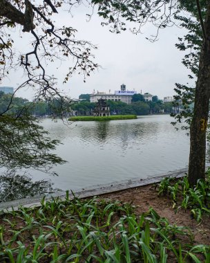 Hanoi, Vietnam - 28 Şubat 2024 Hoan Kiem Gölü, Hanoi Kaplumbağa Kulesi ile Kılıç Gölü olarak da bilinir.