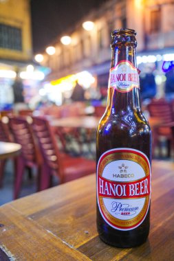 Hanoi, Vietnam - 28 Ocak 2024: Hanoi, Vietnam 'da bir arka sokaktaki masada bir şişe Hanoi Birası