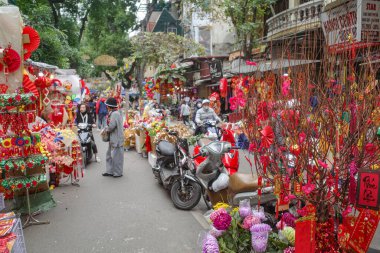 Hanoi, Vietnam - 7 Şubat 2024: Hanoi sokak pazarlarında satışta olan parlak renkli Tet Ay Yeni Yıl dekorasyonları, Vietnam