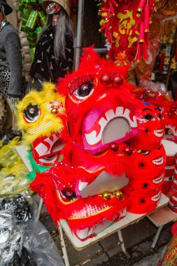 Hanoi, Vietnam - 7 Şubat 2024: Hanoi sokak pazarlarında satışta olan parlak renkli Tet Ay Yeni Yıl dekorasyonları, Vietnam