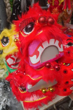 Hanoi, Vietnam - 7 Şubat 2024: Hanoi sokak pazarlarında satışta olan parlak renkli Tet Ay Yeni Yıl dekorasyonları, Vietnam