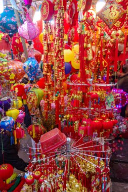 Hanoi, Vietnam - 7 Şubat 2024: Hanoi sokak pazarlarında satışta olan parlak renkli Tet Ay Yeni Yıl dekorasyonları, Vietnam