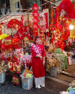 Hanoi, Vietnam - 7 Şubat 2024: Hanoi sokak pazarlarında satışta olan parlak renkli Tet Ay Yeni Yıl dekorasyonları, Vietnam