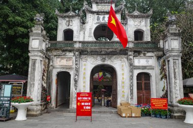 Hanoi, Vietnam - 29 Ocak 2024: Quan Thanh Taoist Tapınağına geçit kemeri, Hanoi, Vietnam