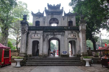 Hanoi, Vietnam - 29 Ocak 2024: Quan Thanh Taoist Tapınağına geçit kemeri, Hanoi, Vietnam