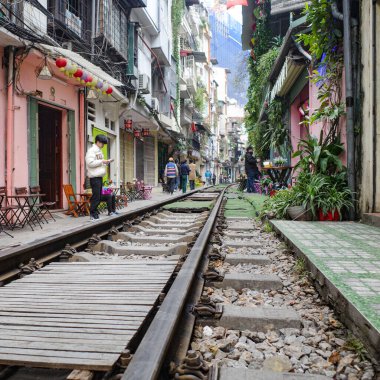 Hanoi, Vietnam - 29 Ocak 2024: Hanoi Tren Caddesi 'ndeki evlere ve kafelere yakın tren rayları