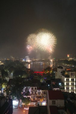 Hanoi, Vietnam - 10 Şubat 2024: Hoan Kiem Gölü üzerinde Vietnam Yeni Yılı 'nı kutlamak için havai fişek gösterisi