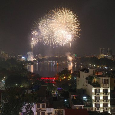 Hanoi, Vietnam - 10 Şubat 2024: Hoan Kiem Gölü üzerinde Vietnam Yeni Yılı 'nı kutlamak için havai fişek gösterisi