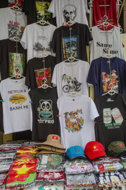 Hanoi, Vietnam - 9 Şubat 2024: Hanoi, Vietnam 'da turistlere hediyelik gömlek ve şapka satan bir market