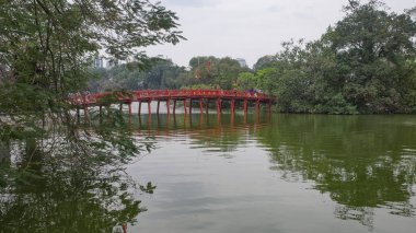 Hanoi, Vietnam - 9 Şubat 2024: Hoan Kiem Gölü, Hanoi, Vietnam 'da Ngoc Son Tapınağı' na köprü